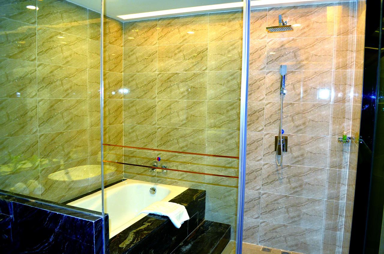Manhatton Hotel Zhuhai Buitenkant foto
