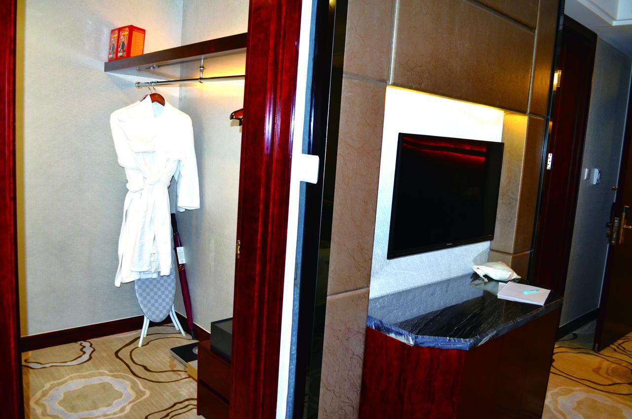 Manhatton Hotel Zhuhai Buitenkant foto