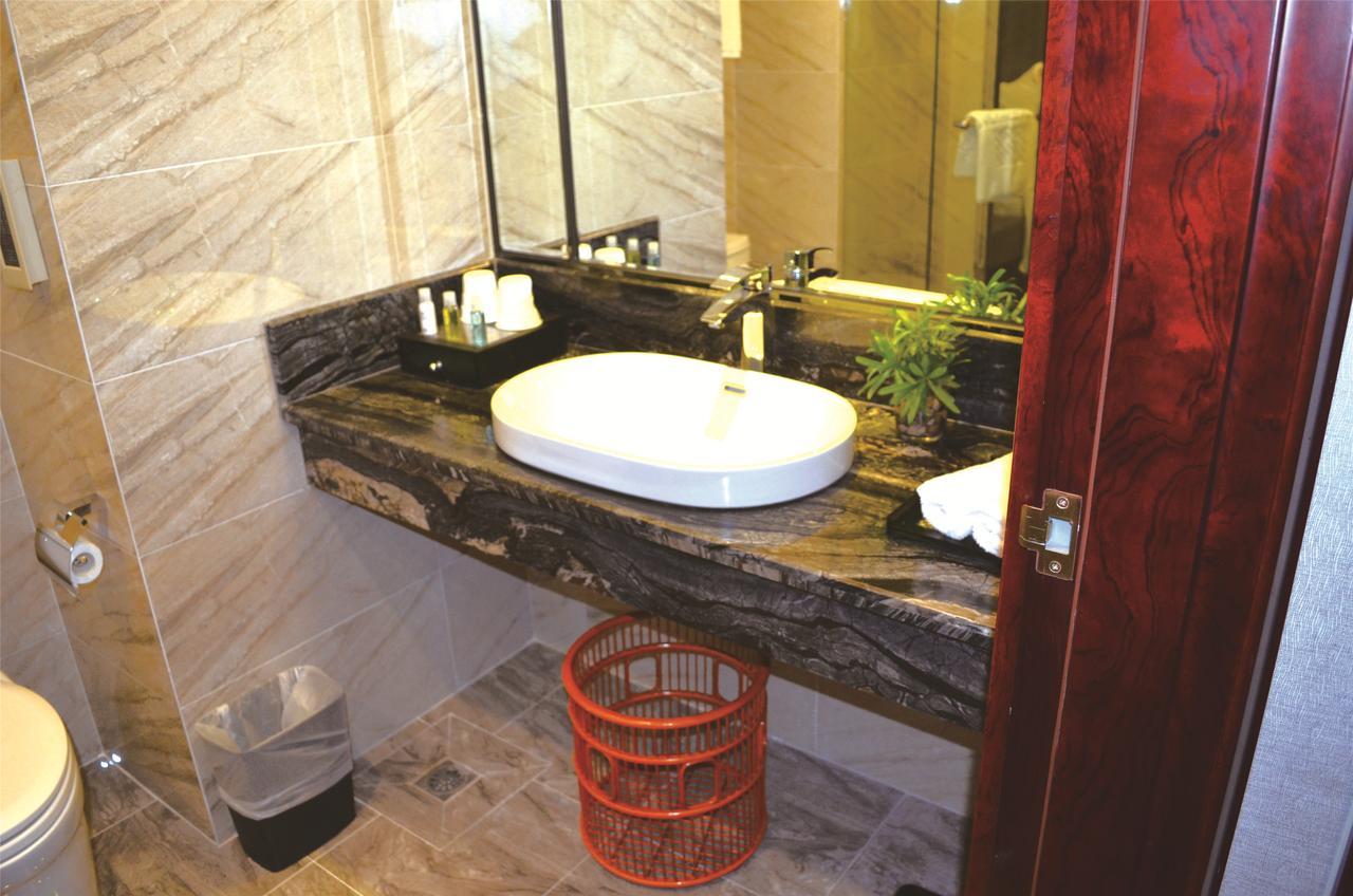 Manhatton Hotel Zhuhai Buitenkant foto